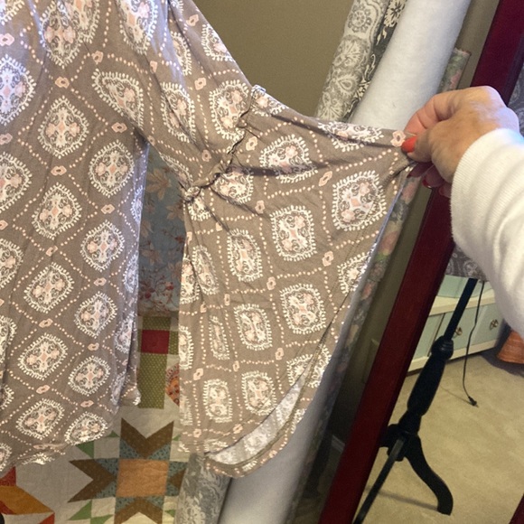 Cute Top size Medium - Picture 2 of 5